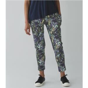 Lululemon Jet Crop Slim Joggers in Floral Sport White Multi Print